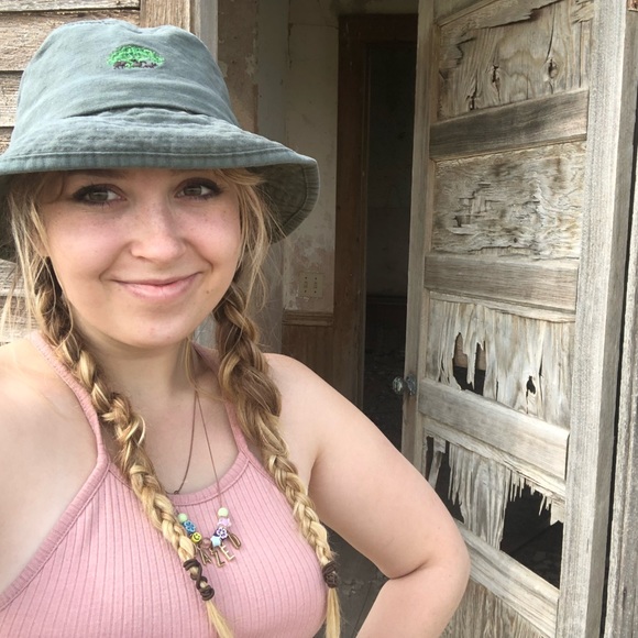 Meet your Posher, Makayla - Picture 5 of 6